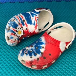 CROCS Unisex American Flag Colors Tie Dye Slip On Classic Clogs | 7M - 9W